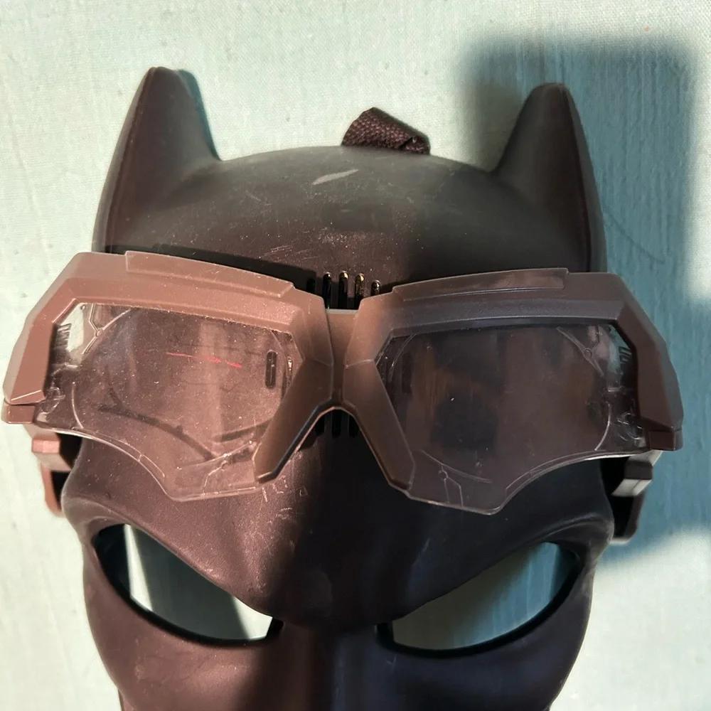 Batman Voice Changing / Talking-Glowing Eyes Mask. Mattel/DC Comics